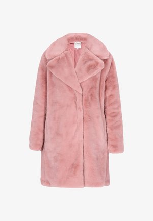 Roze faux fur jas met een omslagkraag, open voorkant en lange mouwen. De stof heeft een zachte, pluizige textuur met een gladde binnenglanzende voering.