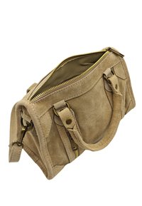 Sac à main en daim marron clair avec double poignées, fermeture éclair en or et plusieurs poches. Présente une texture douce et un design structuré.