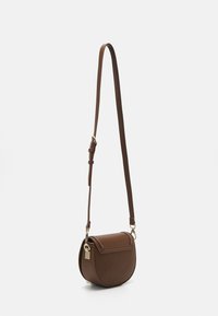 Borsa a tracolla in pelle marrone con forma curvilinea, tracolla regolabile e dettagli in hardware dorato; presenta cuciture bianche lungo i bordi.