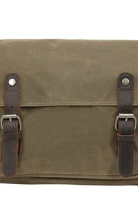 Canvas messenger bag i olivengrøn med brune læderremme, udstyret med metalhardware og en tekstureret overflade. Lukningen sikres af spænder.