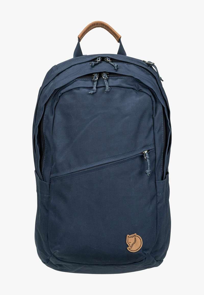 Zaino blu navy realizzato in tessuto resistente, con un manico in pelle marrone, due scomparti con cerniera e un logo di una volpe sul fronte.