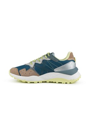 Zapatilla casual con paneles beige, gris, azul y plateado, cordones verde claro, suela acolchada y suela exterior texturizada para agarre.