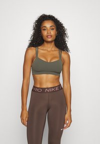 Nike Performance - ZENVY STRAPPY WOMENS LIGHT SUPPORT PADDED BRA - Športni modrček z rahlo podporo - cargo khaki/white Miniaturna slika 1