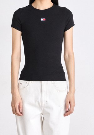 Zwart T-shirt met korte mouwen en een aangesloten pasvorm, met een klein "Tommy Jeans"-logo in rood, wit en blauw op de borst.