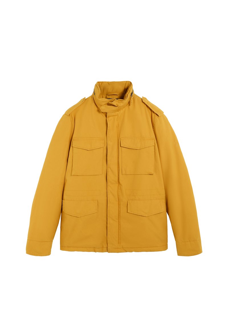 Chaqueta aislante amarilla con cuello alto, cuatro bolsillos frontales y epaulettes en los hombros. Textura suave y diseño aerodinámico.