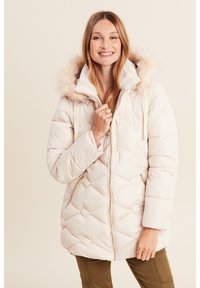 Giacca trapuntata beige con cappuccio bordato in pelliccia sintetica, zip frontale e tasche laterali. Tessuto strutturato con una finitura liscia.