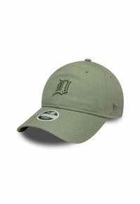 Olivgrüner Baseballcap mit gesticktem Buchstaben "D", gebogenem Schild und Belüftungsöffnungen. Klassisches 9TWENTY verstellbares Design.