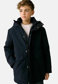 Navyblaue wasserdichte Jacke mit Reißverschluss, Kapuze und Druckknöpfen; verfügt über untere Fronttaschen und eine glatte Textur.