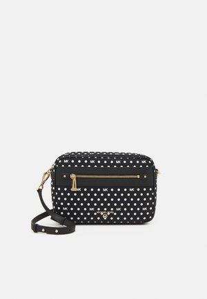 Czarna torebka crossbody w kropki z złotymi elementami, zamknięcie na suwak u góry i regulowanym paskiem; zawiera akcenty z logo i gładką teksturę.