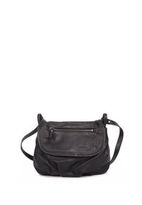 Zwarte leren crossbodytas met een voorvak met ritssluiting, zachte, gestructureerde oppervlakte, ronde vorm en verstelbare schouderriem.