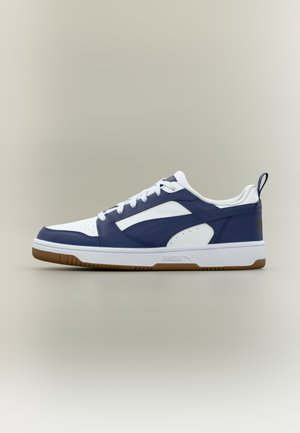 Sneakers con tomaia in pelle blu navy e bianca, area delle punte perforata, suola in gomma e linguetta posteriore per facilitare la calzata.