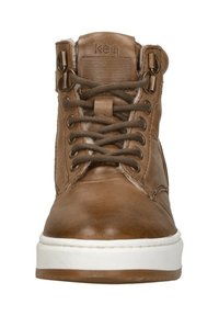 Bruine leren hoge sneakers met donkerbruine veters, witte rubberen zool en fleecevoering die zichtbaar is binnen de kraag.