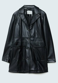 Chaqueta negra de cuero sintético con cuello con muesca, cierre frontal con botones y dos grandes bolsillos parche. Textura suave con detalles de costuras.