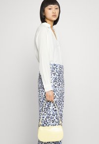 VILA Petite VIMORAS IMINA PANTS - Calças - cloud dancerimina