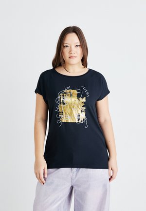 Camiseta de color azul marino con mangas cortas que presenta un gráfico de cara abstracto en dorado y blanco. Textura suave, corte relajado y escote redondo.