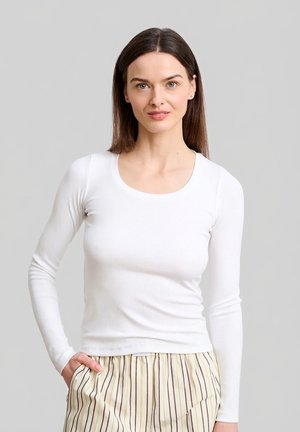 - Bluzka z długim rękawem