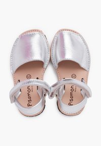 Silberne Leder-Sandalen mit einem offenen Zehen-Design, Knöchelriemen und gesteppten Kanten. Natürliche Lederinnensohle und strukturierte Gummisohle.