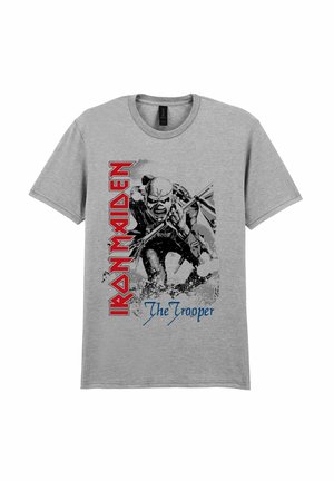 Grå T-shirt med en sort-hvid grafik af en soldat, der holder et gevær, rød "Iron Maiden" tekst og blå "The Trooper" tekst.