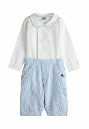 Biely detský overal s dlhým rukávom s Golierom Peter Pan a modrým prešitím, doplnený modrými a bielymi vertikálne pruhovanými šortkami s vreckami.