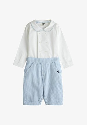 Tutina bianca a maniche lunghe per neonati con colletto alla Peter Pan e cuciture blu, abbinata a pantaloncini a righe verticali blu e bianche con tasche.
