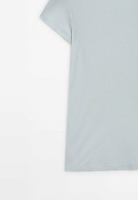 T-shirt gris clair à manches courtes avec coutures visibles sur les manches et l'ourlet inférieur, présenté sur un fond blanc.