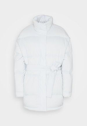 Weißer Steppjacke mit hohem Kragen, tailliertem Gürtel und gestepptem Design. Verfügt über zwei seitliche Taschen und eine glatte, glänzende Textur.