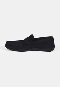 Marineblaue Wildleder-Loafers mit einer strukturierten Oberfläche, geschlossener Vorderseite und einem dekorativen Riemen über der Vorderseite. Elegante, flache Gummisohle.