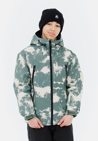 Groene en witte gestreepte jas met een capuchon, voorzien van zwarte ritszakken en boorden. Draag met een zwarte muts.