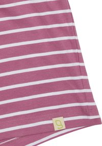 Gestreiftes T-Shirt in Mauve und Weiß, aus weichem Baumwollmaterial. Verfügt über ein kleines grünes Logo-Etikett am Saum und hat eine glatte Textur.