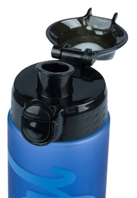 Plastová lahev na vodu s matně modrým tělem, černým plastovým víčkem a výklopným uzávěrem. Obsahuje hubici a bezpečný zámkový mechanismus.