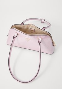 Borsa a mano in pelle patent rosa con chiusura a zip, doppi manici e design del logo impresso, che presenta un interno beige con motivo a logo.