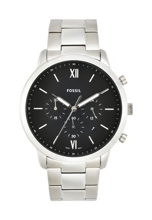 Zilveren Fossil polshorloge met zwarte wijzerplaat, drie subwijzerplaten, datumaanduiding, Romeinse cijfers bij 12 en 6, en metalen schakelband.