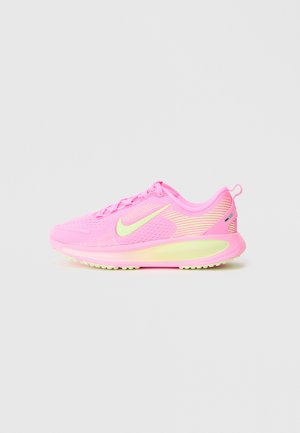 VOMERO 18 UNISEX - Maanteejooksu jalatsid - pink spell/barely volt/pink foam