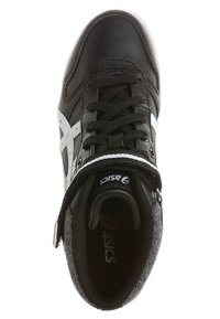Baskets montantes Asics noir et blanc avec lacets et col rembourré à la cheville, vues de dessus sur fond blanc.
