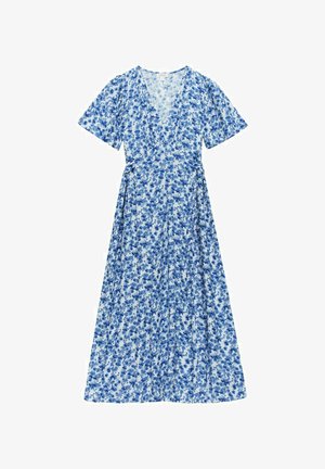 Blå floral maxi kjole med korte puffærmer, dyb V-udskæring og flydende nederdel. Lavet af letvægtsstof med hvid baggrund.