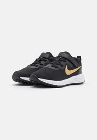 Nike Performance NIKE REVOLUTION 6 (PSV) - Sapatos para corrida em estrada - black/metallic gold/white