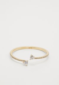 Bracciale in oro con finitura liscia, dotato di due gemme trasparenti triangolari e una fila di piccoli cristalli trasparenti su un lato.
