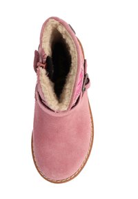 Botín de ante rosa con forro de felpa, costuras decorativas y una correa con hebilla. Suela plana con un ligero tacón.