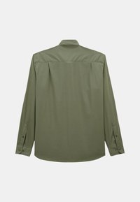 Chemise à manches longues en vert olive, faite d'un tissu lisse. Avec un empiècement au dos, des poignets à bouton et un ourlet incurvé pour un ajustement décontracté.