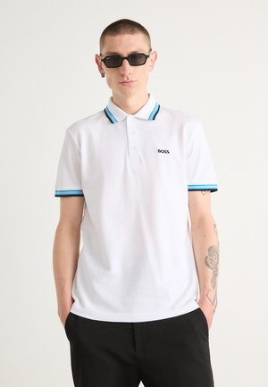 Hvit polo skjorte med svart og tyrkisstripet krage og mansjetter, med en liten svart "BOSS" logo på brystet. Korte ermer.