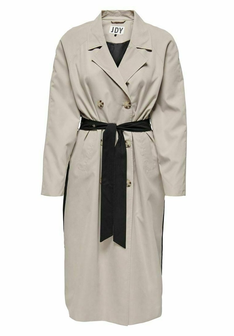 Trench-coat beige à double boutonnage avec ceinture noire à la taille et revers crantés, doté de quatre boutons et de manches longues.