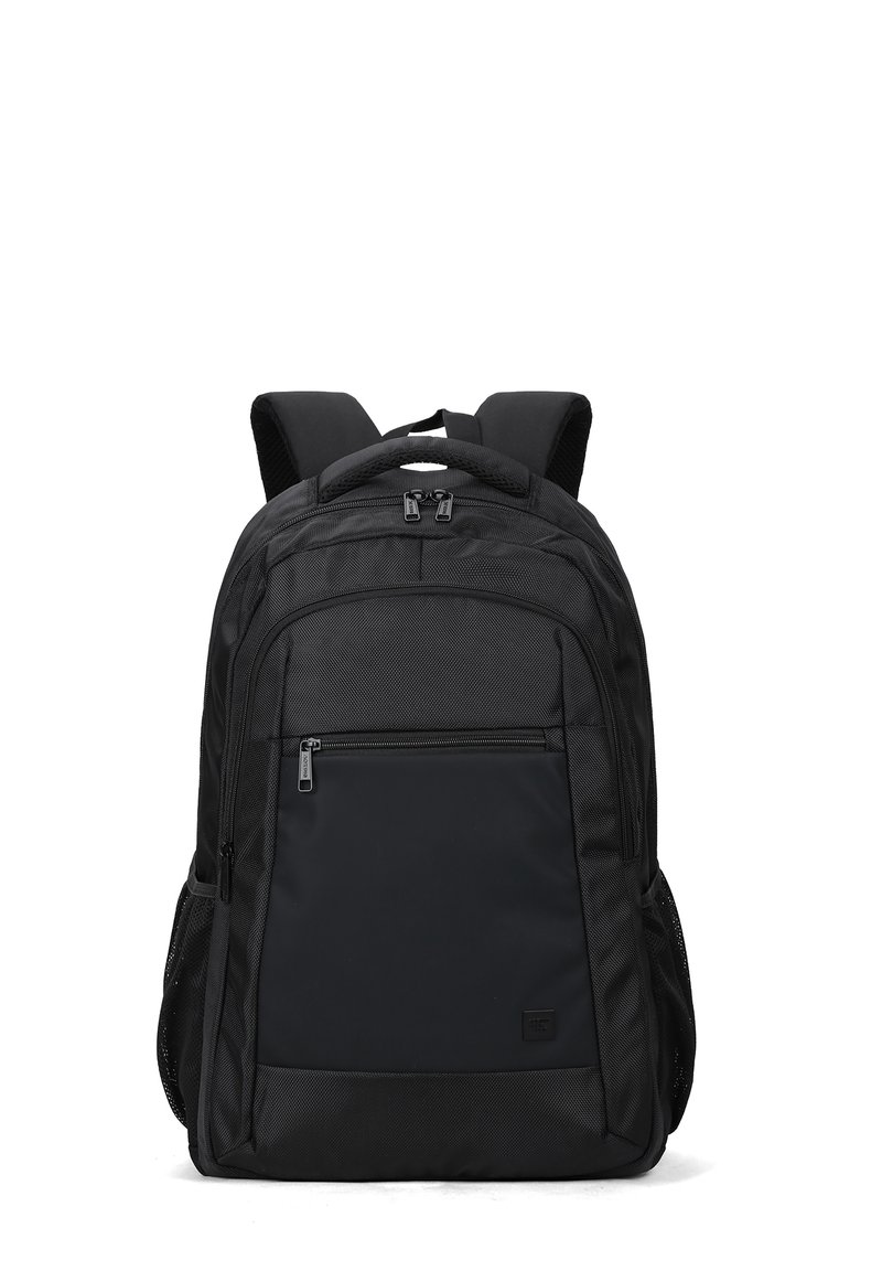Zaino in tessuto nero con spalline imbottite, una tasca frontale con zip e tasche laterali in rete per bottiglie d'acqua. Texture liscia, design minimalista.