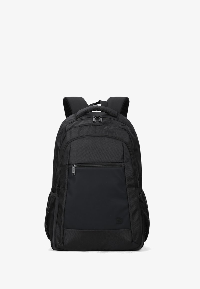 Zaino in tessuto nero con spalline imbottite, una tasca frontale con zip e tasche laterali in rete per bottiglie d'acqua. Texture liscia, design minimalista.