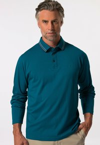 Turkusowa polo z długim rękawem, z trzema guzikami i kontrastowym, prążkowanym kołnierzykiem. Miękka faktura z delikatnym logo na piersi.
