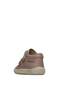 Scarpa da bambino in pelle marrone con punta arrotondata, strap in velcro e suola testurizzata. Presenta cuciture sottili e un piccolo logo sul lato.