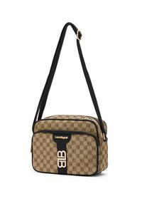 Borsa a tracolla marrone con motivo a fantasia, dettagli neri, chiusura con zip e tracolla regolabile. Presenta dettagli in metallo color oro e logo.