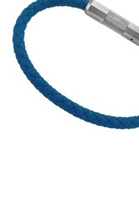 Bracelet en silicone tressé bleu avec une surface texturée et un fermoir métallique présentant un design en relief. Marque gravée sur le fermoir.