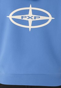 Sudadera azul con capucha hecha de tela texturizada, que presenta un gran logo ovalado blanco con las letras "PXP" en el centro.