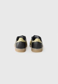 adidas Originals SAMBA MESSI UNISEX - Indoor football boots - core black/gold-coloured/gum