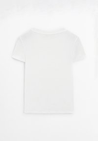 Effen wit T-shirt met korte mouwen plat gelegd, getoond vanuit de achterkant, met een ronde halslijn op een witte achtergrond.
